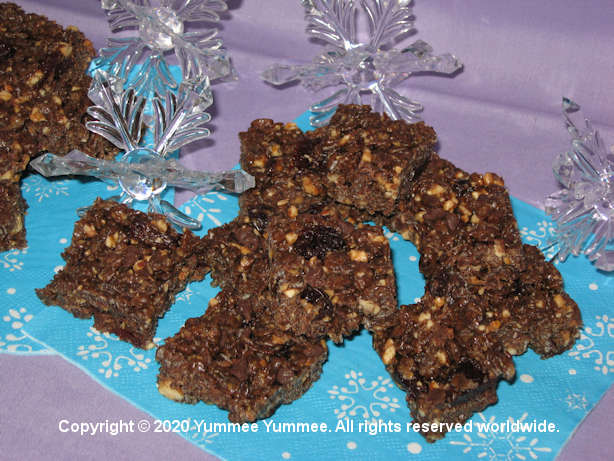 A simple and quick no bake treat. Packed with dried tart cherries, honey roasted peanuts, honey, and chocolate.
