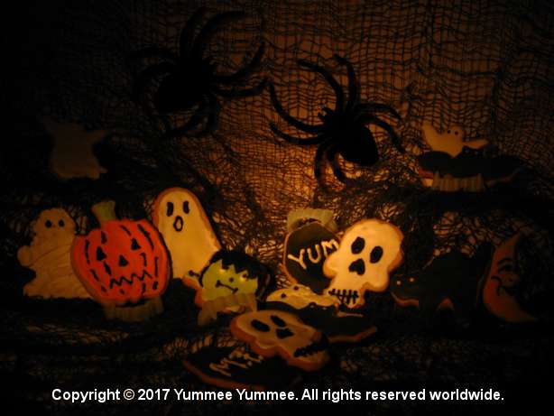 Make a spooky skull from a snowman. It's easy with Yummee Yummee. Make a spooky skull from a snowman. It's easy with Yummee Yummee.