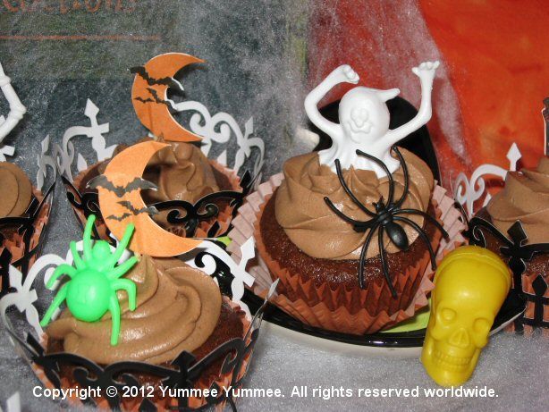 Creepy Cupcakes are easy with spider rings and finger puppets