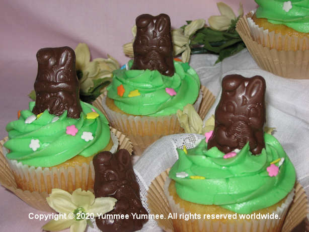 Chocolate Bunny Cupcakes - Frosting, sugar flowers, and a chocolate bunny. Easy!