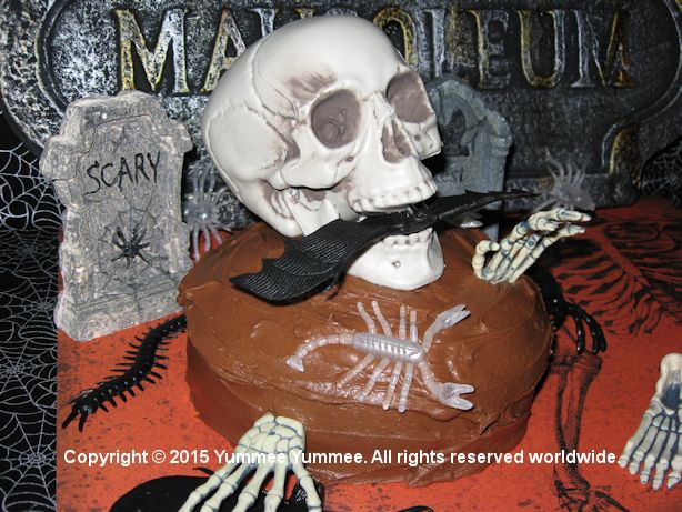 Creepy & fun cake decorating with inexpensive props - skulls, bats, spiders, old halloween costumes, headstones, skeleton parts ... Creepy & fun cake decorating with inexpensive props - skulls, bats, spiders, old halloween costumes, headstones, skeleton parts ...