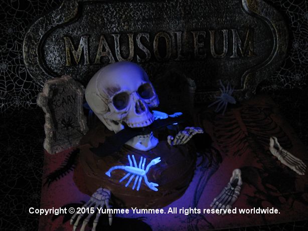 Use black light to highlight your centerpiece. Try glow in the dark items - scorpions anyone? Use black light to highlight your centerpiece. Try glow in the dark items - scorpions anyone?