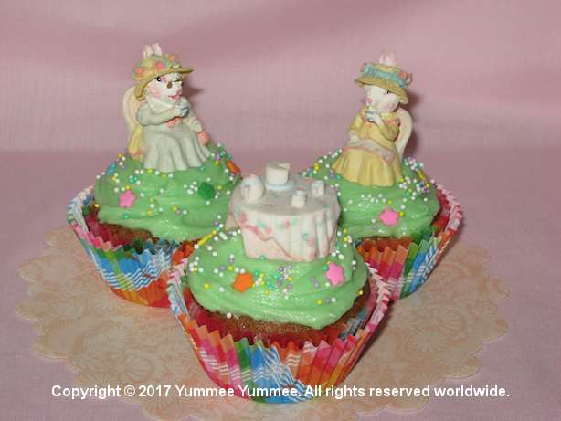 Use figurines to decorate cupcakes. Use figurines to decorate cupcakes.